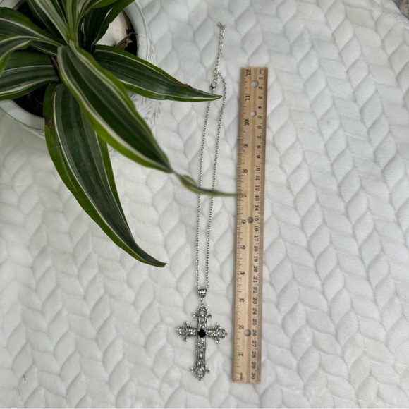 Elegant Silver Cross Pendant Necklace - Picture 5 of 5